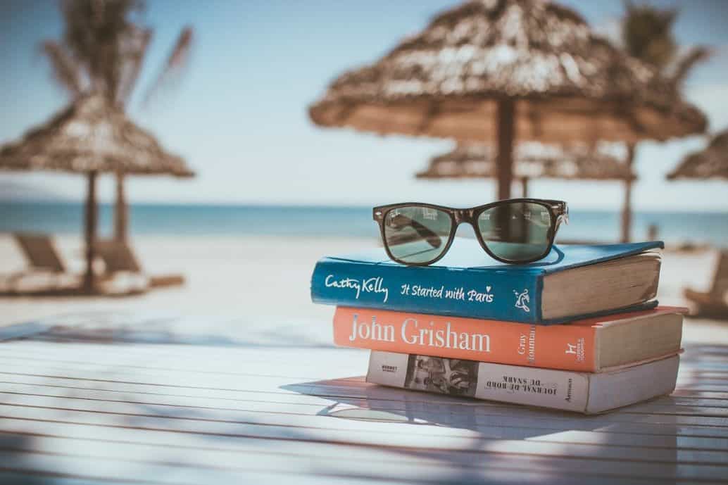 ספר ומשקפיים בחופשה