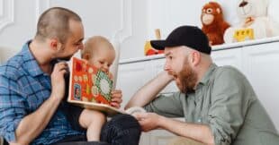 זוג מדבר עם התינוק שלהם